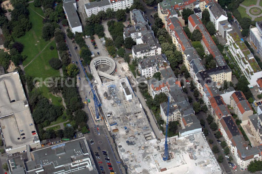 Aerial image Berlin - Blick auf die Baustelle des Parkhaus über dem Karstadt Warenhaus an der Schloßstraße in Berlin-Steglitz. Das Gebäude, das dem 1852 entstandenen Wertheim-Konzern angehört, wird derzeit renoviert, die Neueröffnung steht im kommendem Jahr an. Im Bild die wendeltreppenartige Garagenzufahrt. Bauherr, des zukünftig hochmodernen Centers, ist die Multi Development Germany GmbH. Kontakt: Multi Development Germany GmbH, Tectrum, Bismarckstr. 120, 47057 Duisburg, Tel.: 0203-66895012 / Architekt: ORTNER & ORTNER, Leibnizstr. 60, 10629 Berlin, Tel.: 030-2848860 / Karstadt: hotline@karstadt.de, Postfach 360533, 10975 Berlin.