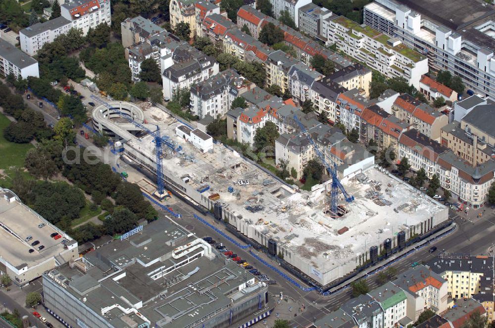 Aerial photograph Berlin - Blick auf die Baustelle des Parkhaus über dem Karstadt Warenhaus an der Schloßstraße in Berlin-Steglitz. Das Gebäude, das dem 1852 entstandenen Wertheim-Konzern angehört, wird derzeit renoviert, die Neueröffnung steht im kommendem Jahr an. Im Bild die wendeltreppenartige Garagenzufahrt. Bauherr, des zukünftig hochmodernen Centers, ist die Multi Development Germany GmbH. Kontakt: Multi Development Germany GmbH, Tectrum, Bismarckstr. 120, 47057 Duisburg, Tel.: 0203-66895012 / Architekt: ORTNER & ORTNER, Leibnizstr. 60, 10629 Berlin, Tel.: 030-2848860 / Karstadt: hotline@karstadt.de, Postfach 360533, 10975 Berlin.