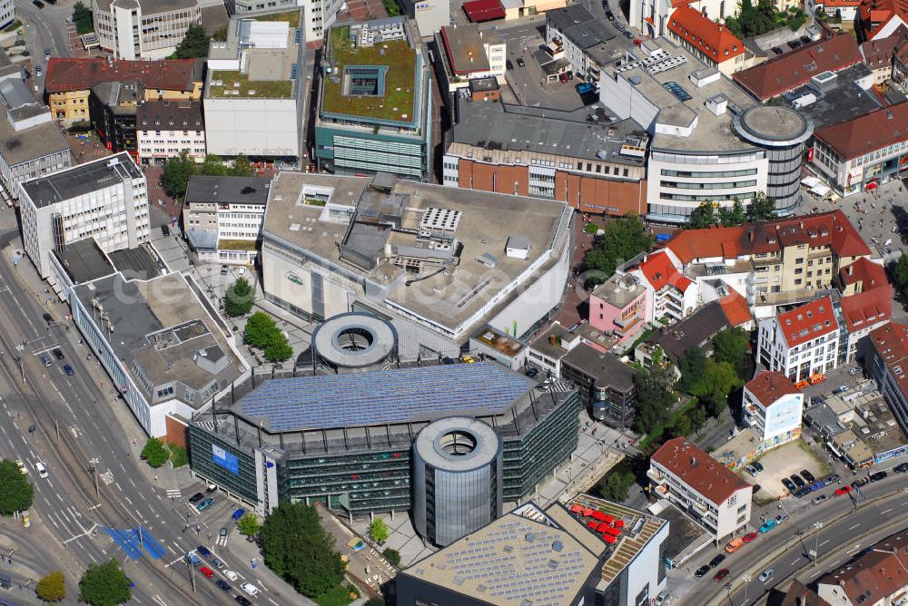 Ulm from the bird's eye view: Blick auf das Parkhaus Deutschhaus in Ulm. Das Deutschhaus, direkt am Xinedome Kino Ulm und Galeria Kaufhof gelegen, ist ein siebengeschossiges Parkhaus mit 640 Stellplätzen und einem abgestuften Geschoß mit Zugangsentrée zur Stadt. Hierfür wurde von der Planungsgruppe Scherr + Klimke ein konstruktives Baukastensystem entwickelt, dessen Skelett eine Stahlkonstruktion im Verbund mit Stahlbeton bzw. Stahlbetonfertigteilen bildet. Für die Hauptkonstruktion waren ca. 800 t Profilstahl erforderlich. Kontakt: Parkhaus Deutschhaus, Deutschhausgasse 11-13, 89073 Ulm, Tel.: 0731 - 93801500 / Bauherr: Ulmer Parkbetriebs-Gesellschaft mbH, Wichernstr. 10, 89073 Ulm, Tel.: 0731/17663-0 / Konstruktionsbüro: Planungsgesellschaft Scherr und Klimke Aktiengesellschaft, Eberhardtstr. 58, 89073 Ulm, Tel.: 0731 9225-0, E-Mail: infosuk@scherr-klimke.de,