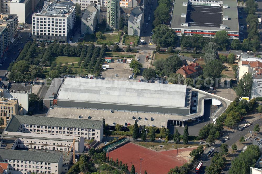 Berlin from the bird's eye view: Blick auf das Parkhaus an der E.T.A.-Hoffmann-Promenade in Mitte.