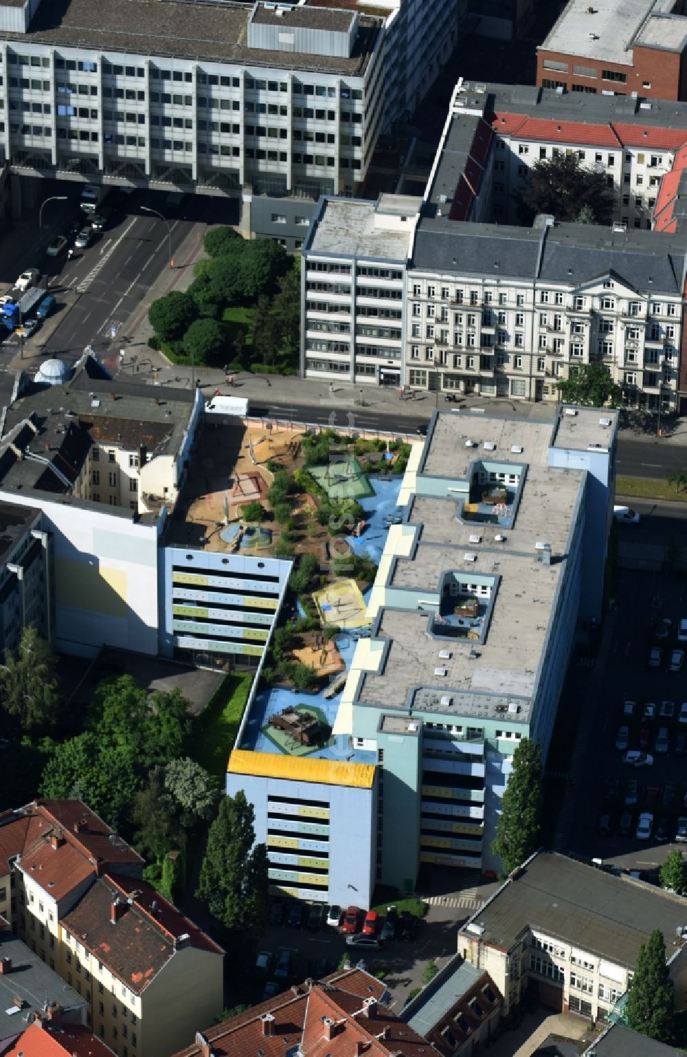 Aerial photograph Berlin - Parking garage building KITA Daycare - Nursery Bayer Pharma AG Muellerstrasse the Wedding district of Berlin