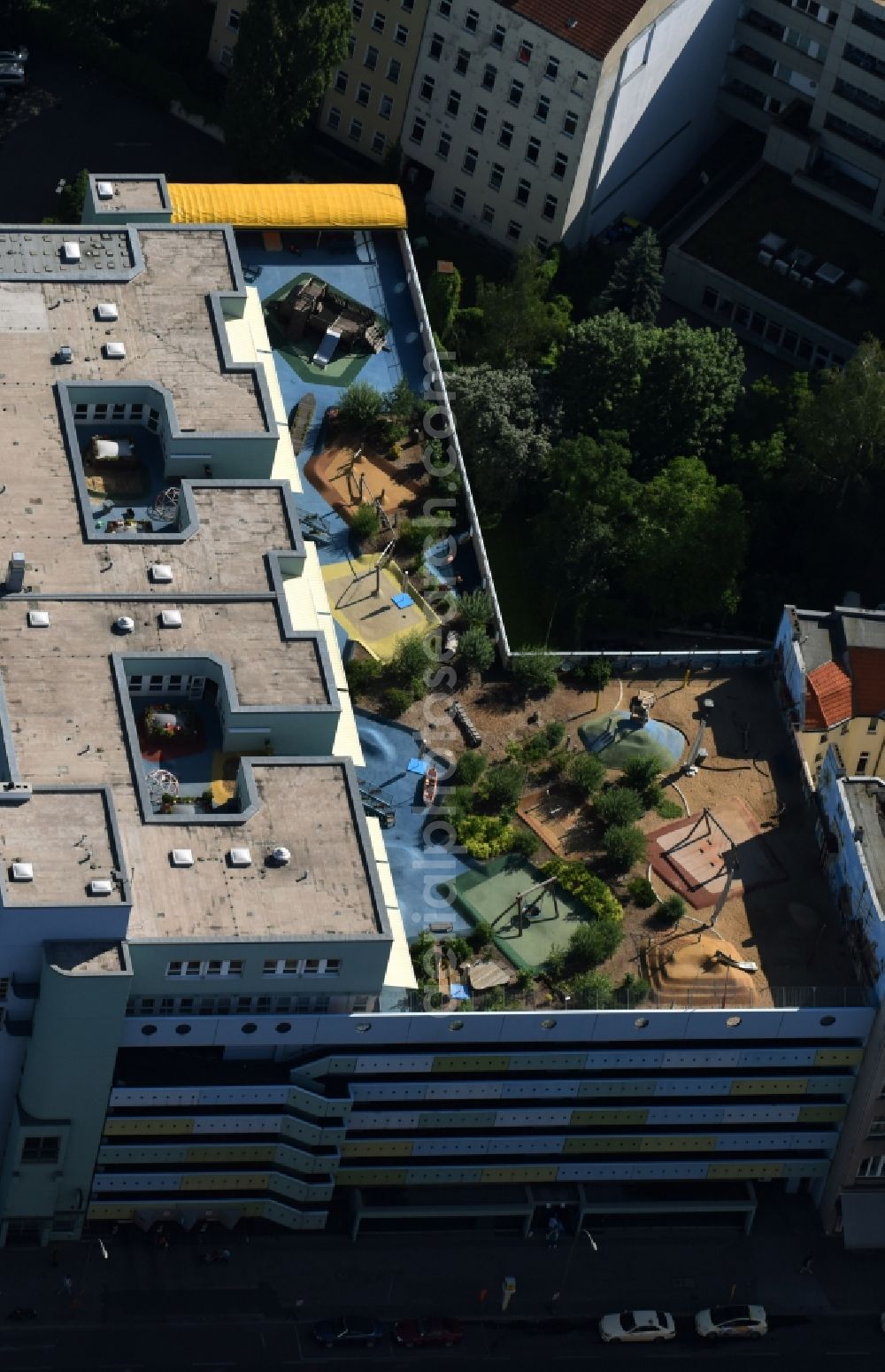 Berlin from the bird's eye view: Parking garage building KITA Daycare - Nursery Bayer Pharma AG Muellerstrasse the Wedding district of Berlin