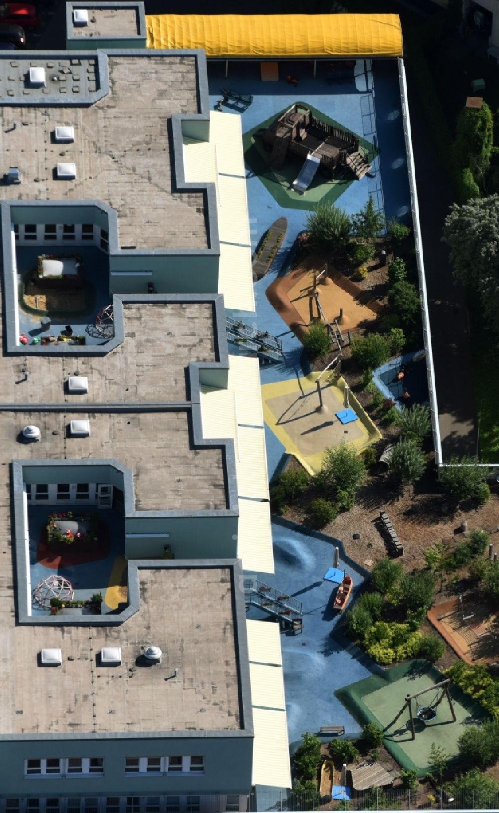 Berlin from above - Parking garage building KITA Daycare - Nursery Bayer Pharma AG Muellerstrasse the Wedding district of Berlin