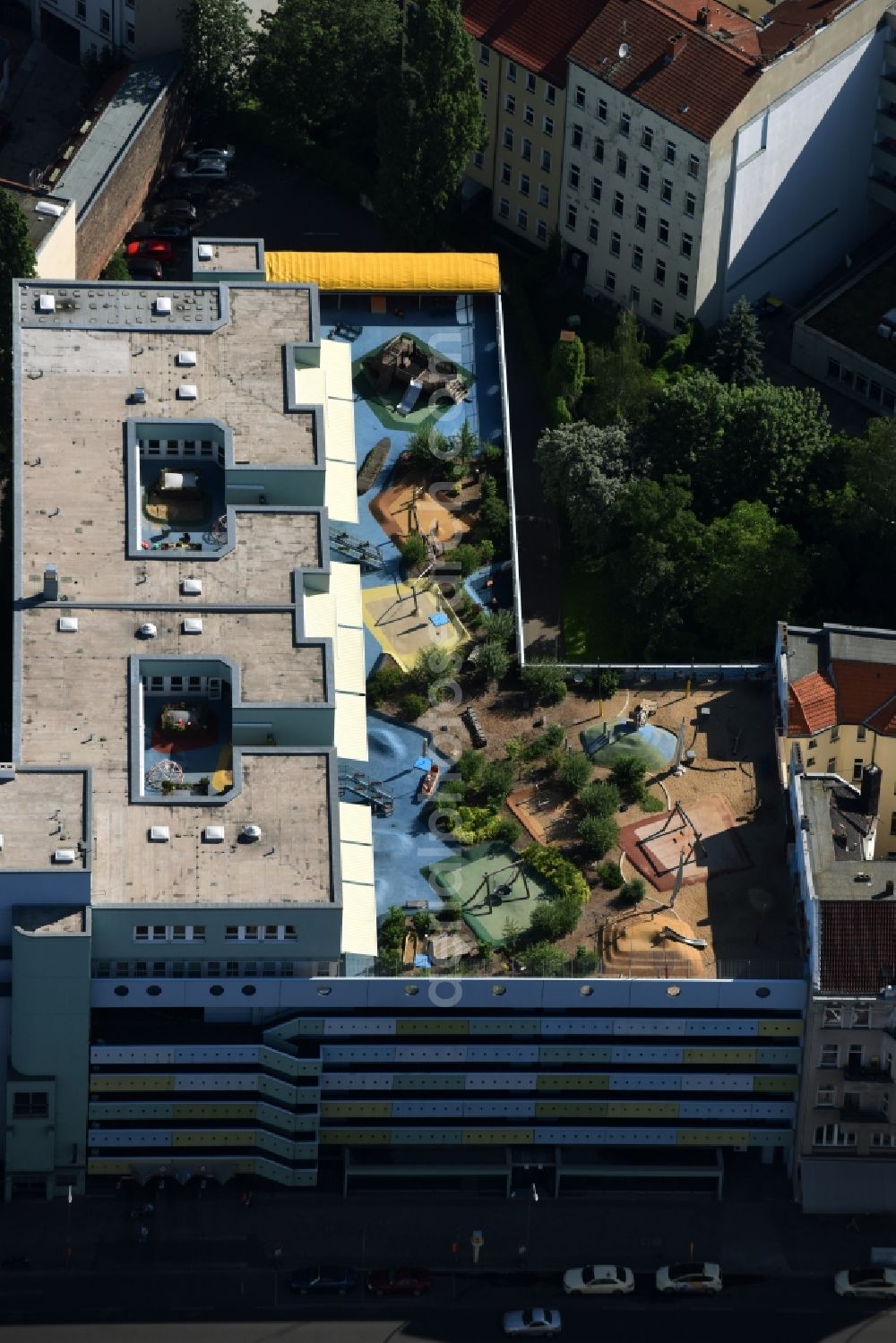 Berlin from the bird's eye view: Parking garage building KITA Daycare - Nursery Bayer Pharma AG Muellerstrasse the Wedding district of Berlin