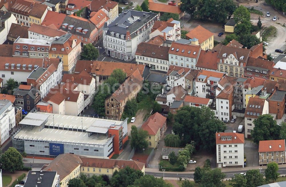 Eisenach from the bird's eye view: Located on the corner Hinter der Mauerl and Wydenbrugkstrasse in Eisenach in Thuringia the car park - On the market