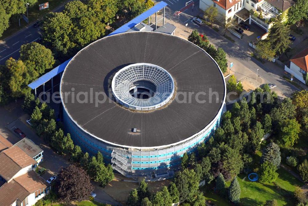 Hameln from above - Das Rondell am Krankenhaus liegt ca. 200 Meter von der Fußgängerzone entfernt und ist ein Parkhaus der besonderen Art zur Innenstadtentlastung.Es hält 482 Einstellplätze.