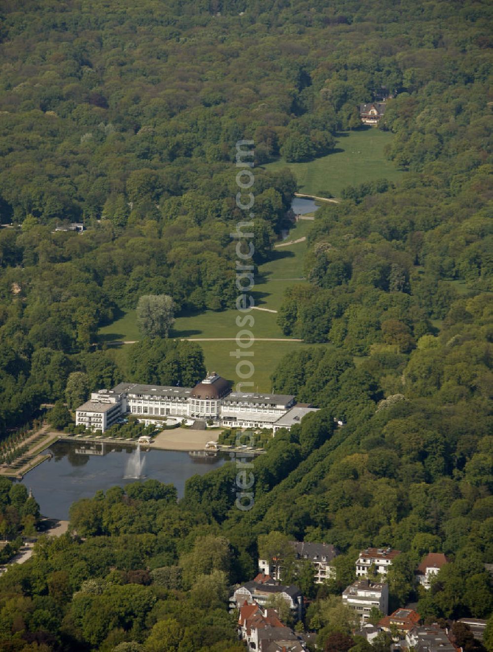 Aerial image Bremen - Das Parkhotel Bremen am Hollersee im Bürgerpark von Bremen. Es ist ein Fünf-Sterne-Hotel und Mitglied bei The Leading Hotels of the World, einer Allianz von Luxushotels. Parkhotel Bremen in the park Buergerpark in Bremen. It is a five star hotel and member of The Leading Hotels of the World, an alliance of luxury hotels.