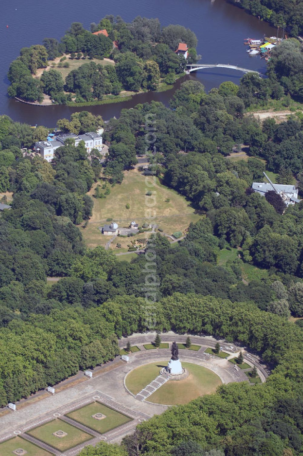 Aerial photograph Berlin Treptow - Blick auf den das russische Ehrenmal in Berlin - Treptow. Im Hintergrund der Park am Rummelsburger See mit der Treptower Sternwarte, der Insel der Jugend und der Halbinsel Stralau.