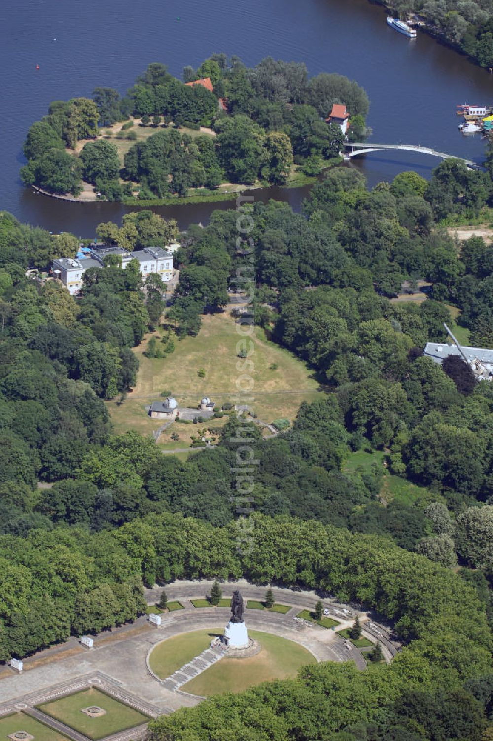 Berlin Treptow from above - Blick auf den das russische Ehrenmal in Berlin - Treptow. Im Hintergrund der Park am Rummelsburger See mit der Treptower Sternwarte, der Insel der Jugend und der Halbinsel Stralau.