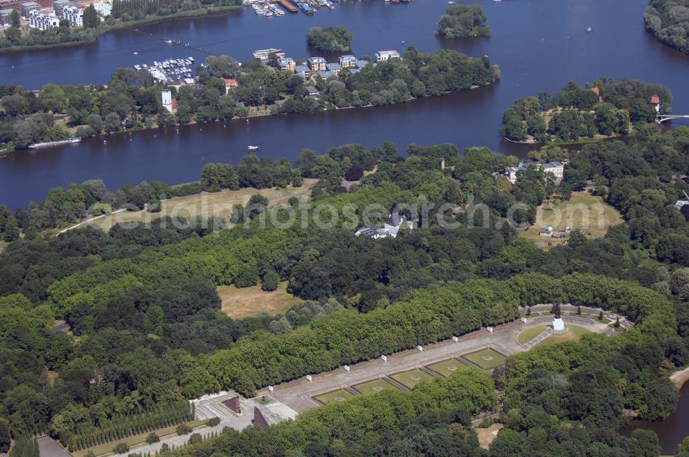 Berlin Treptow from the bird's eye view: Blick auf den das russische Ehrenmal in Berlin - Treptow. Im Hintergrund der Park am Rummelsburger See mit der Treptower Sternwarte, der Insel der Jugend und der Halbinsel Stralau.