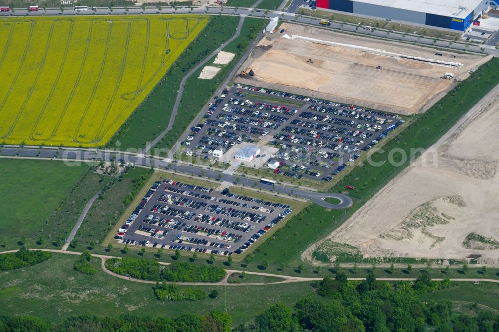 Aerial photograph Berlin - Parking and storage space for automobiles McParking Schoenefeld on Gebrueder-Hirth-Strasse in Berlin, Germany