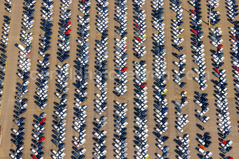 Aerial photograph Duisburg - Parking lot and parking space for automobiles - passenger cars of the BLG AutoTerminal Deutschland GmbH & Co KG in the district Rheinhausen in Duisburg in the Ruhr area in the state North Rhine-Westphalia, Germany