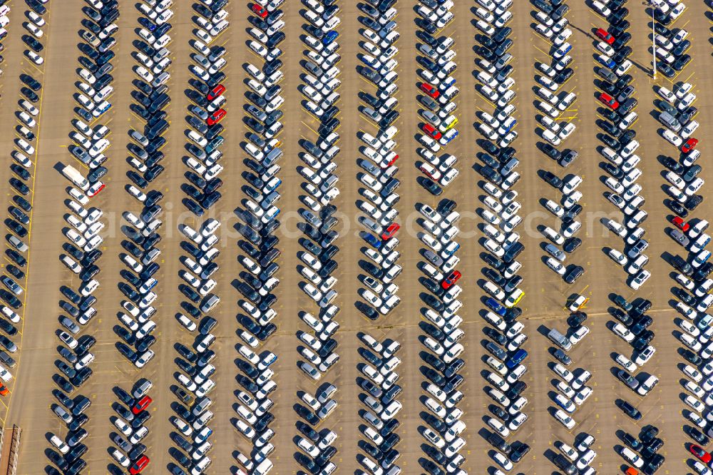 Duisburg from the bird's eye view: Parking lot and parking space for automobiles - passenger cars of the BLG AutoTerminal Deutschland GmbH & Co KG in the district Rheinhausen in Duisburg in the Ruhr area in the state North Rhine-Westphalia, Germany