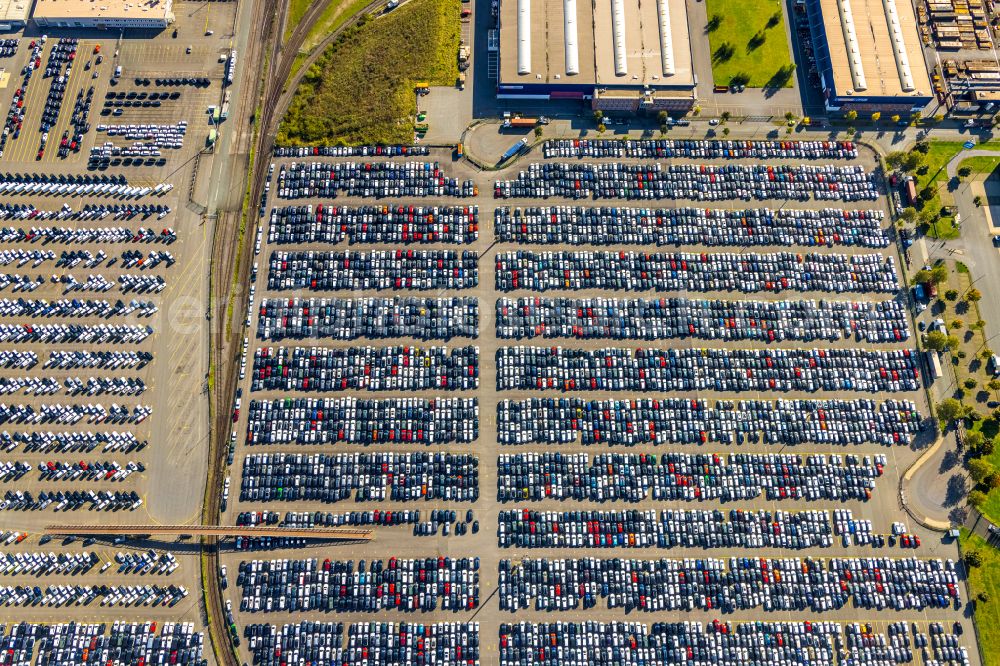 Aerial photograph Duisburg - Parking lot and parking space for automobiles - passenger cars of the BLG AutoTerminal Deutschland GmbH & Co KG in the district Rheinhausen in Duisburg in the Ruhr area in the state North Rhine-Westphalia, Germany