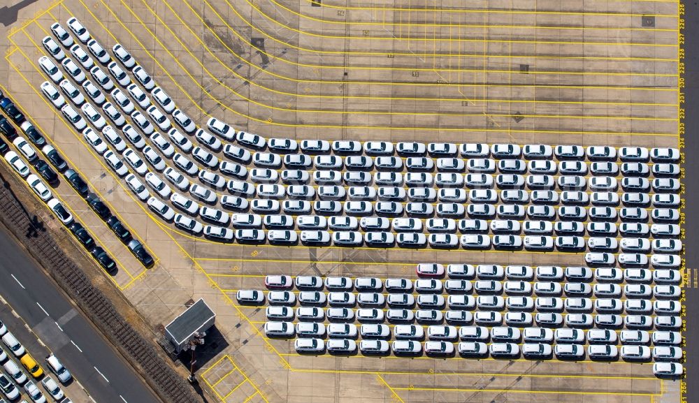 Aerial photograph Hamburg - Parking and storage space for automobiles of the BLG Autoterminal Hamburg GmbH & Co. in Hamburg in Germany