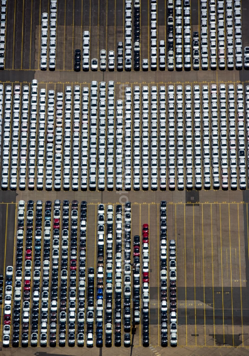 Hamburg from the bird's eye view: Parking and storage space for automobiles of the BLG Autoterminal Hamburg GmbH & Co. in Hamburg in Germany