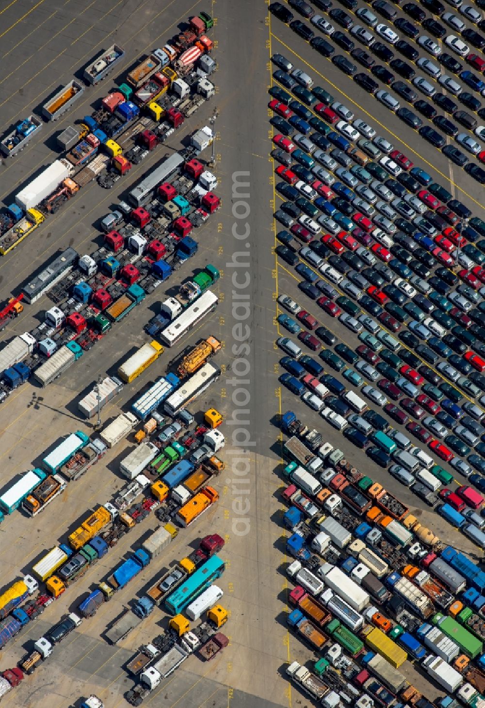 Hamburg from the bird's eye view: Parking and storage space for automobiles of the BLG Autoterminal Hamburg GmbH & Co. in Hamburg in Germany