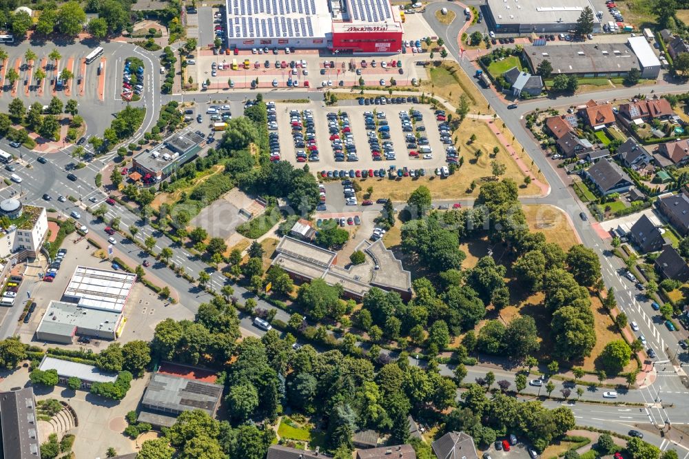 Dorsten from the bird's eye view: Parking and storage space for automobiles Auf der Bovenhorst - Europaplatz in Dorsten in the state North Rhine-Westphalia, Germany