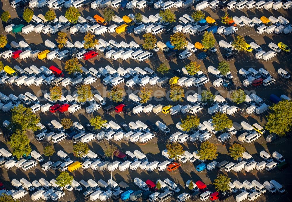 Aerial photograph Düsseldorf - Parking and storage space for automobiles in Duesseldorf in the state North Rhine-Westphalia