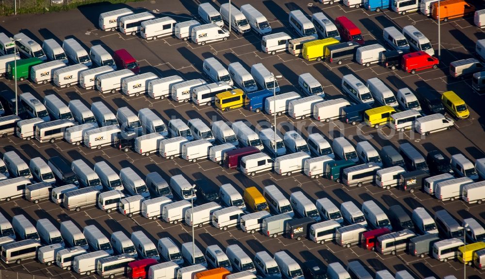 Aerial photograph Düsseldorf - Parking and storage space for automobiles in Duesseldorf in the state North Rhine-Westphalia