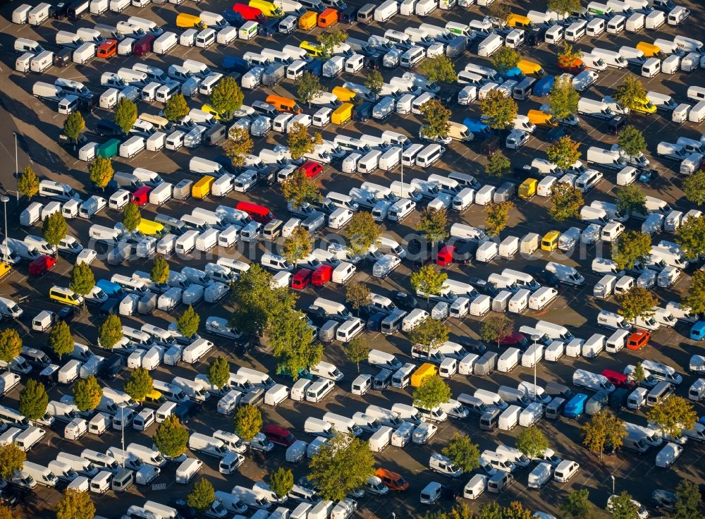 Düsseldorf from above - Parking and storage space for automobiles in Duesseldorf in the state North Rhine-Westphalia