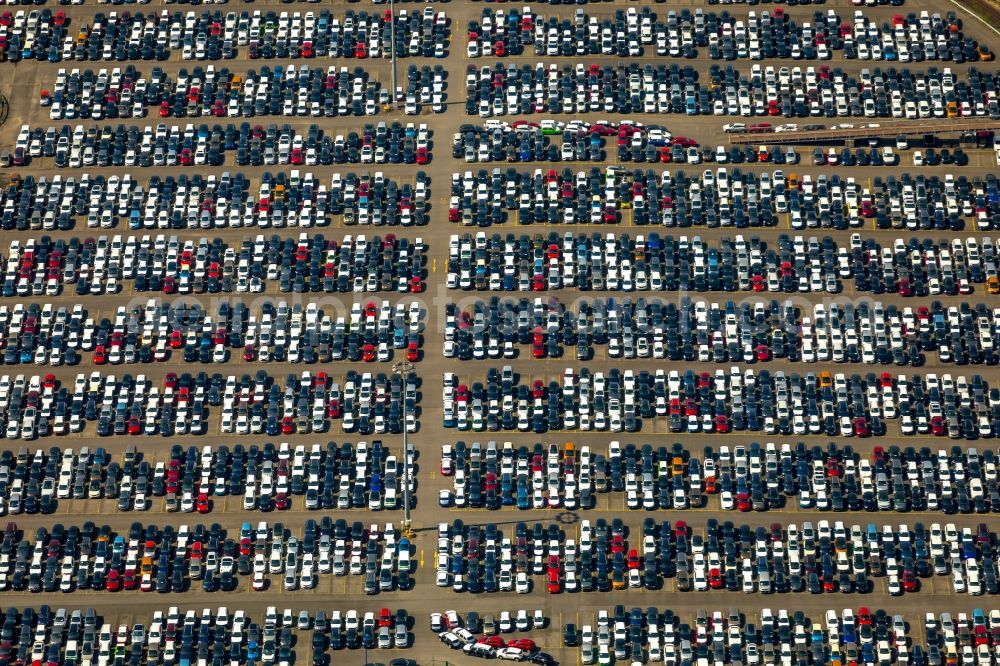 Duisburg from the bird's eye view: Parking and storage space for automobiles of the company Solideal Deutschland in Duisburg in the state North Rhine-Westphalia