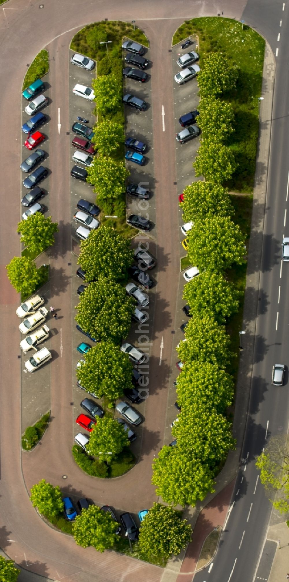 Erkrath from the bird's eye view: Parking and storage space for automobiles in Erkrath in the state North Rhine-Westphalia. The symmetrical parking lot is located on the Alt-Erkarth train station