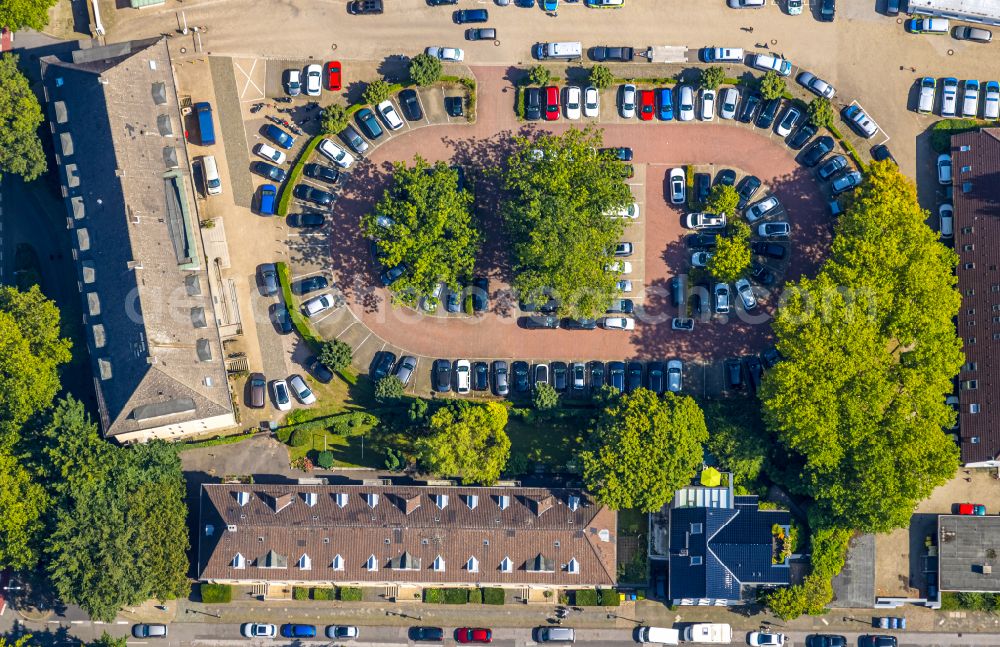 Aerial photograph Gelsenkirchen - Parking and storage space for automobiles of Polizeiwache Buer Gelsenkirchen on Rathausplatz in Gelsenkirchen in the state North Rhine-Westphalia, Germany