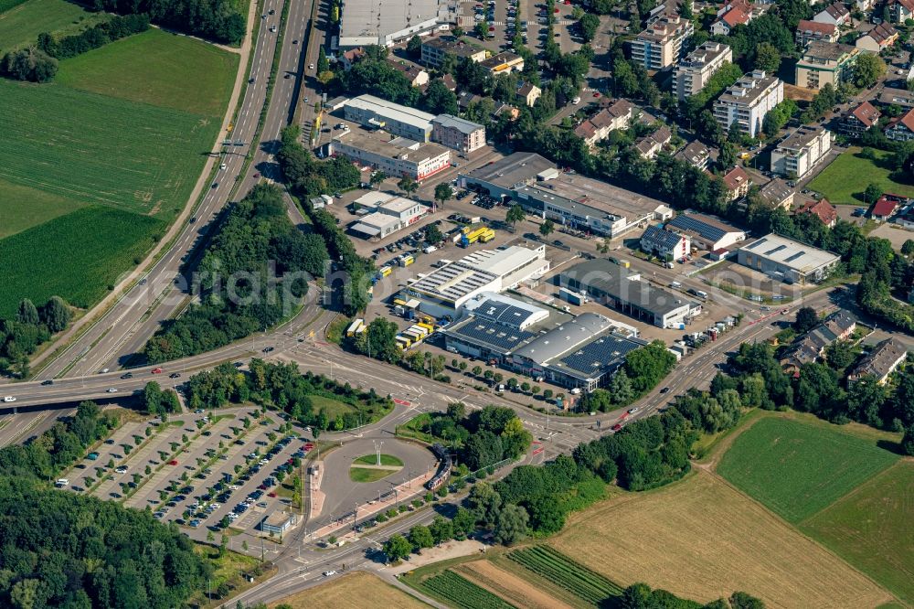 Gundelfingen from the bird's eye view: Parking and storage space for automobiles P+R Gandelfinger Strasse and Gewerbe in Gundelfingen in the state Baden-Wuerttemberg, Germany