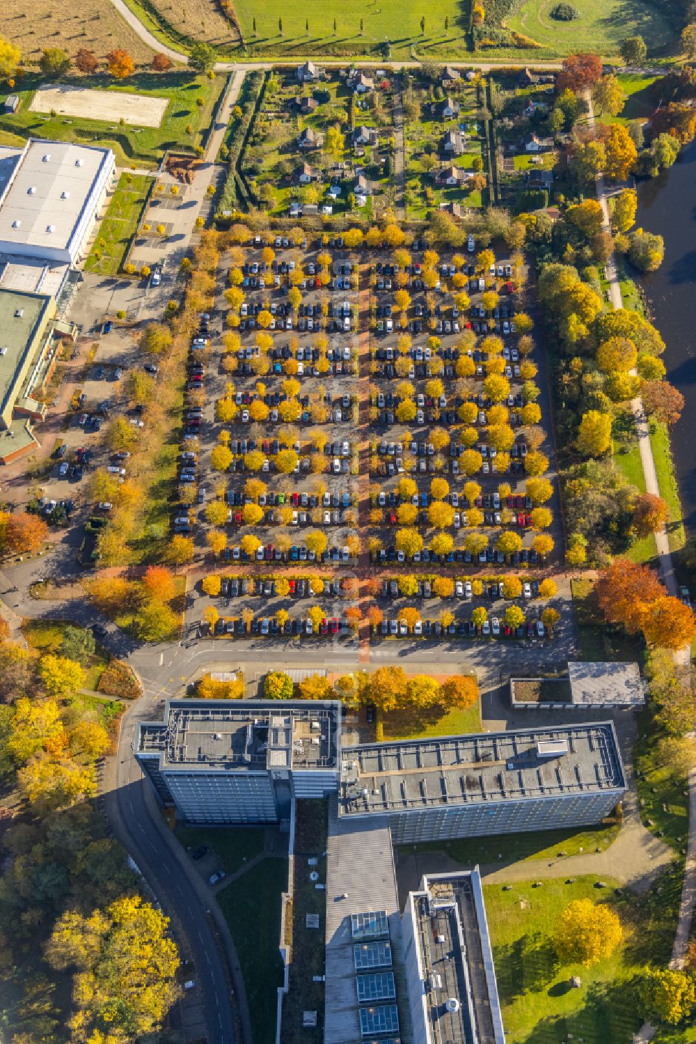 Hamm from the bird's eye view: Parking and storage space for automobiles on Oberlandesgericht Honm on Arnold-Freymuth-Strasse in Hamm in the state North Rhine-Westphalia, Germany