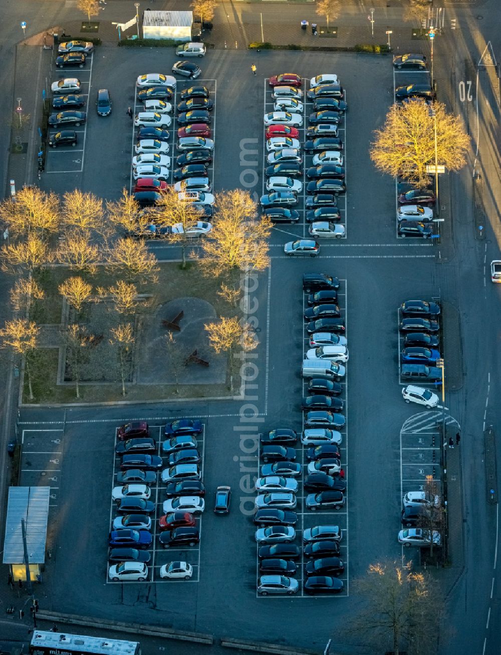 Aerial photograph Hamm - Parking and storage space for automobiles on the street Sternstrasse in Hamm at Ruhrgebiet in the state North Rhine-Westphalia, Germany