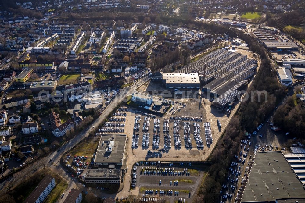 Hattingen from the bird's eye view: Parking and storage space for automobiles of AUTO SMOLCZYK GMBH on Nierenhofer Strasse - Bruchstrasse in Hattingen in the state North Rhine-Westphalia, Germany