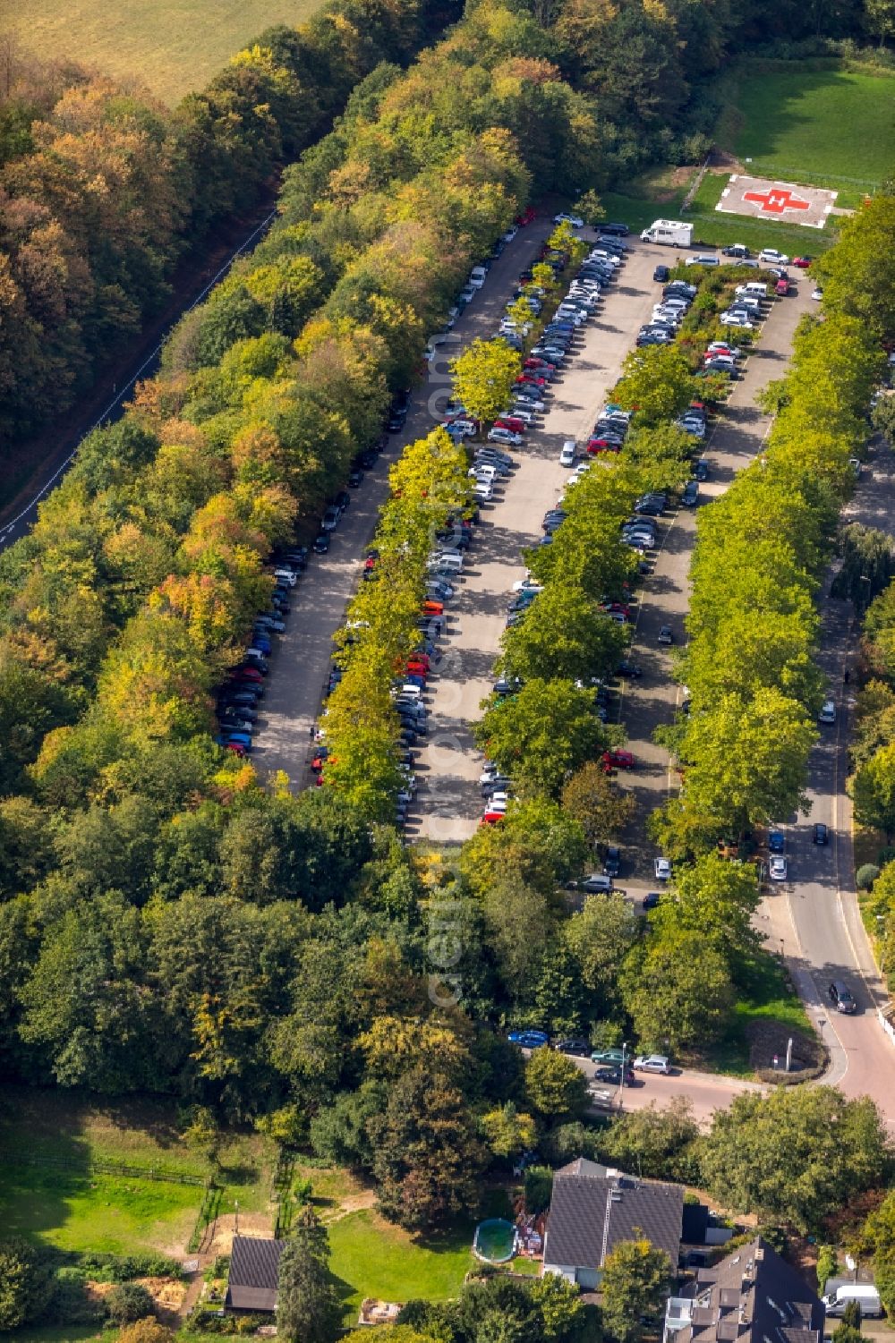 Herdecke from the bird's eye view: Parking and storage space for automobiles of Gemeinschaftskrankenhaus Herdecke on Gerhard-Kienle-Weg in Herdecke in the state North Rhine-Westphalia, Germany