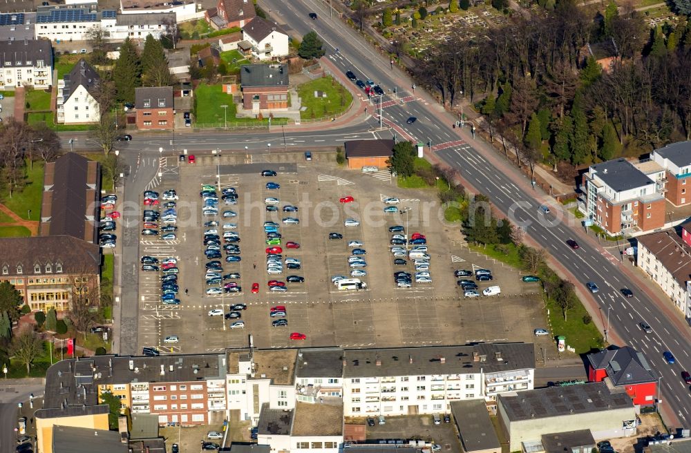 Moers from the bird's eye view: Parking lot and storage space for automobiles on Knappschaftsstrasse in the town centre of Moers in the state of North Rhine-Westphalia