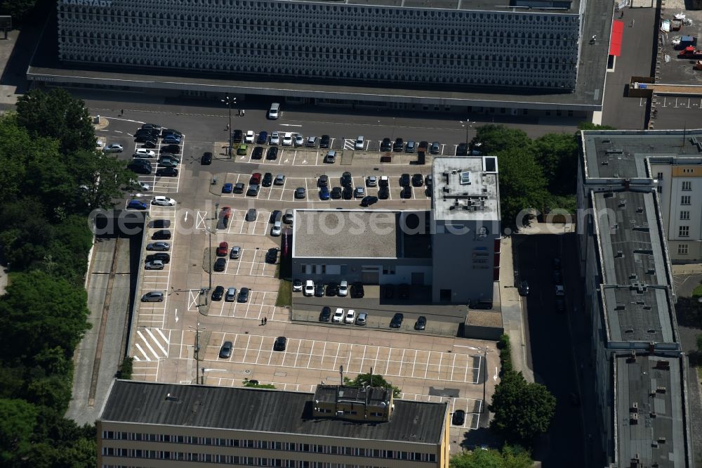 Aerial photograph Magdeburg - Parking and storage space for automobiles and building of mobile telephone shop Cartech Bombach in Magdeburg in the state Saxony-Anhalt