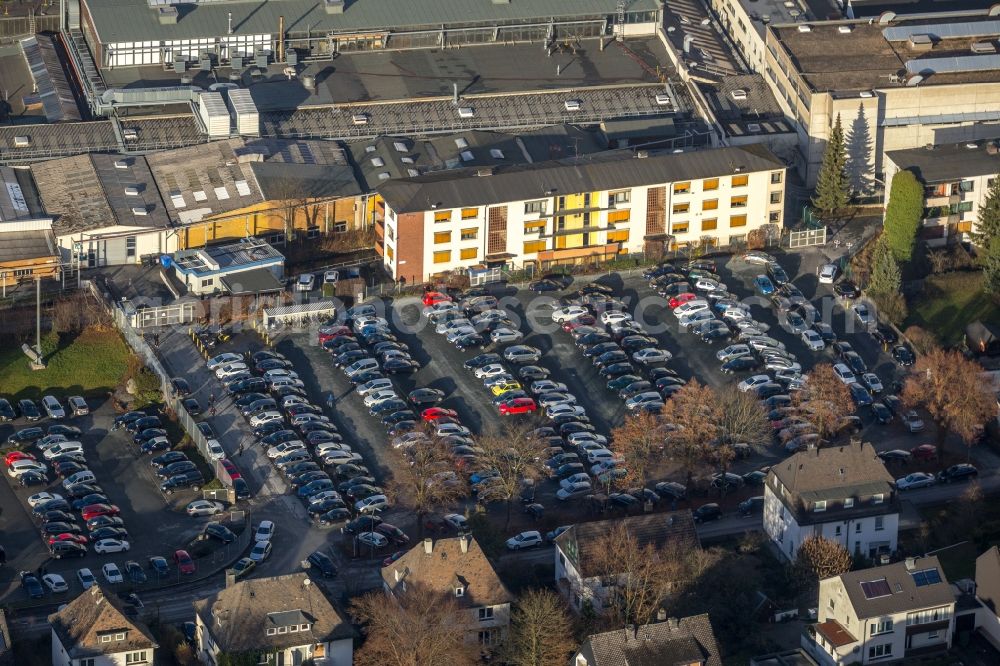 Aerial photograph Meschede - Parking and storage space for automobiles Parkplatz Schuetzenstrasse Meschede in Meschede in the state North Rhine-Westphalia, Germany