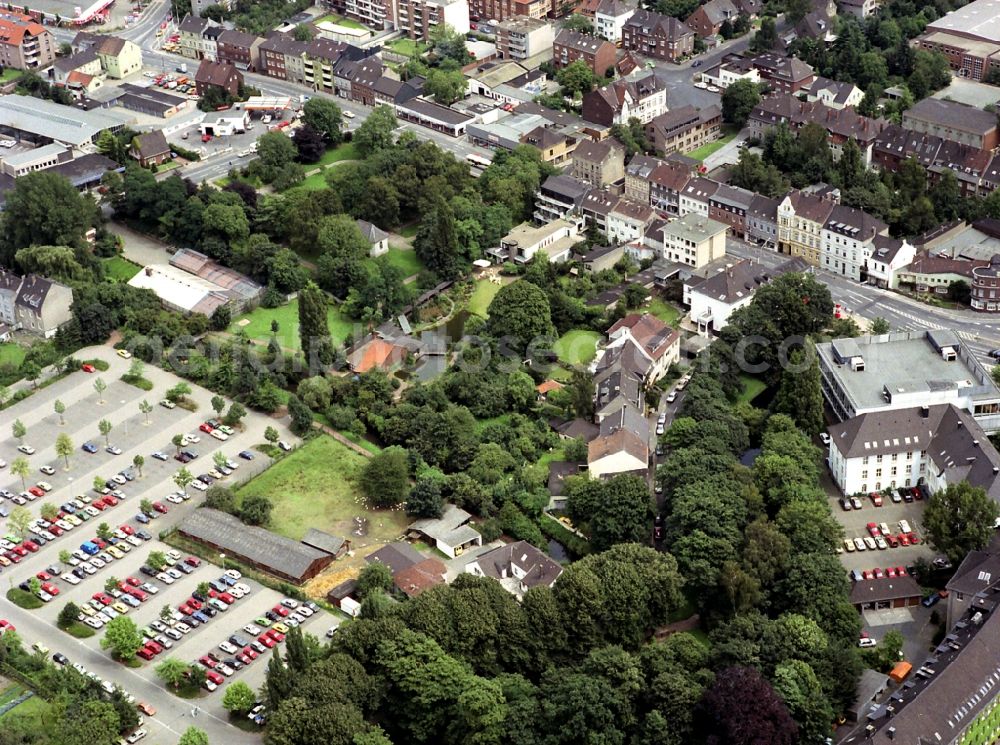 Aerial photograph Moers - Parking and storage space for automobiles Moerser Benden in Moers in the state North Rhine-Westphalia