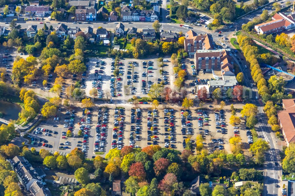 Moers from above - Parking and storage space for automobiles Moerser Benden in Moers in the state North Rhine-Westphalia