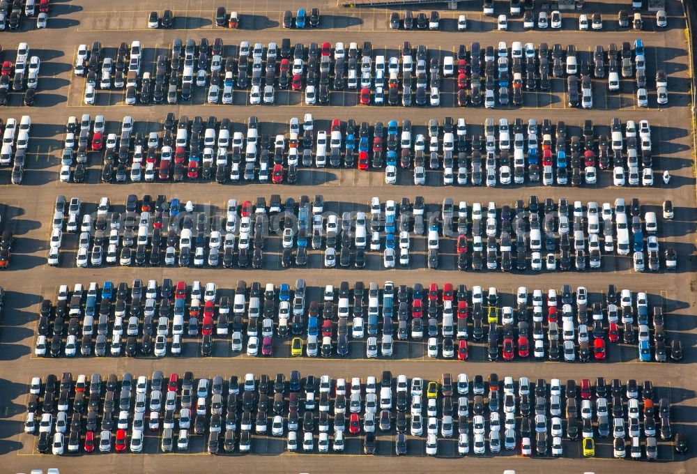 Aerial photograph Duisburg - Parking and storage space for automobiles in Duisburg in the state North Rhine-Westphalia