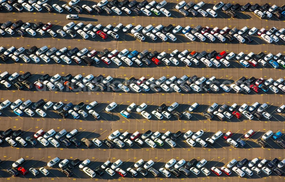 Duisburg from the bird's eye view: Parking and storage space for automobiles in Duisburg in the state North Rhine-Westphalia