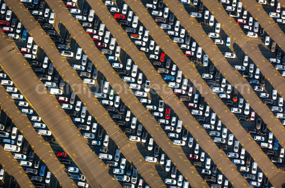 Aerial photograph Duisburg - Parking and storage space for automobiles in Duisburg in the state North Rhine-Westphalia