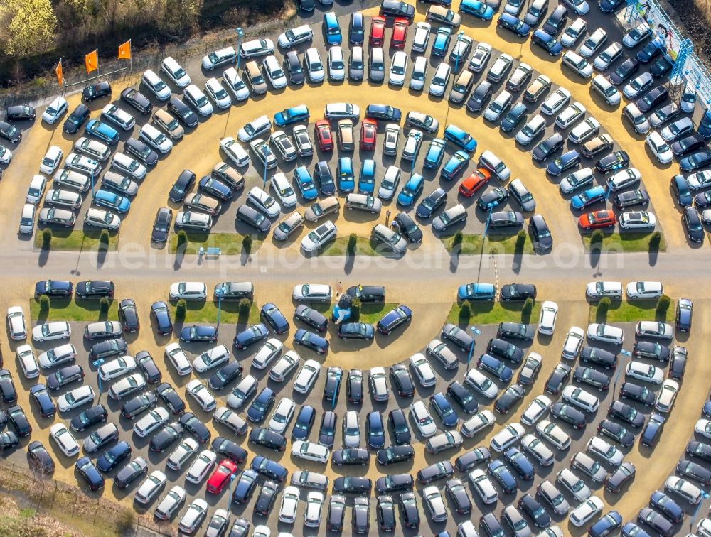 Hamm from the bird's eye view: Parking and storage space for automobiles of W. Potthoff GmbH in the district Bockum-Hoevel in Hamm in the state North Rhine-Westphalia