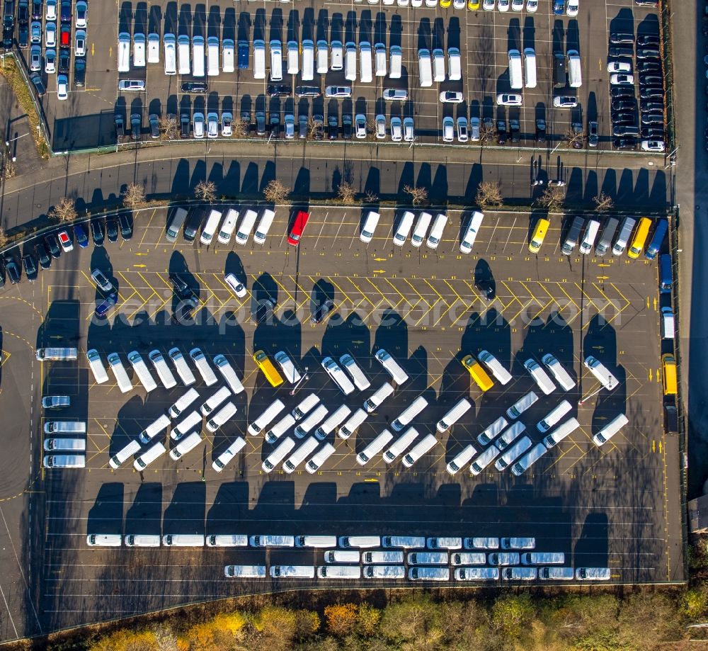 Düsseldorf from above - Parking and storage space for automobiles in the Weizenmuehlenstrasse in the district Hafen in Duesseldorf in the state North Rhine-Westphalia