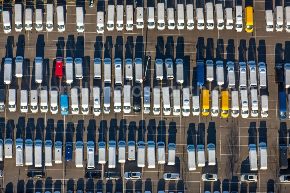 Düsseldorf from the bird's eye view: Parking and storage space for automobiles in the Weizenmuehlenstrasse in the district Hafen in Duesseldorf in the state North Rhine-Westphalia