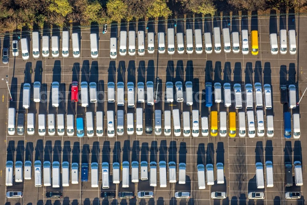 Aerial image Düsseldorf - Parking and storage space for automobiles in the Weizenmuehlenstrasse in the district Hafen in Duesseldorf in the state North Rhine-Westphalia