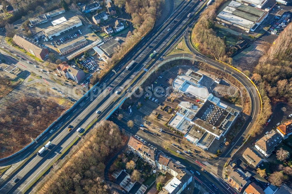 Bochum from the bird's eye view: Parking bay and storage surface for cars and car wash the Mr. Wash Bochum in the highway departure of the A40 Bochum centre in the district of Hamme in Bochum in the federal state North Rhine-Westphalia