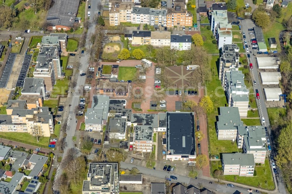 Hamm from the bird's eye view: Parking and storage space for automobiles on place Pelkumer Platz in the district Pelkum in Hamm at Ruhrgebiet in the state North Rhine-Westphalia, Germany