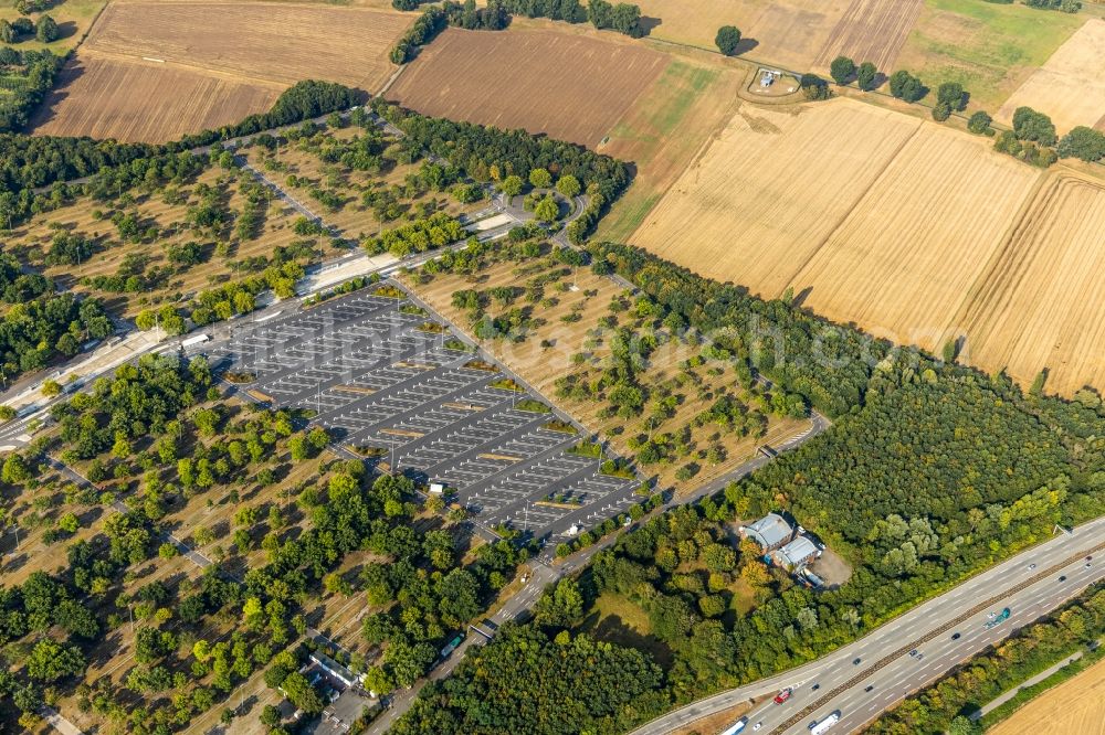 Aerial photograph Düsseldorf - Parking and storage space for automobiles D.LIVE Open Air Park in the district Stockum in Duesseldorf in the state North Rhine-Westphalia, Germany