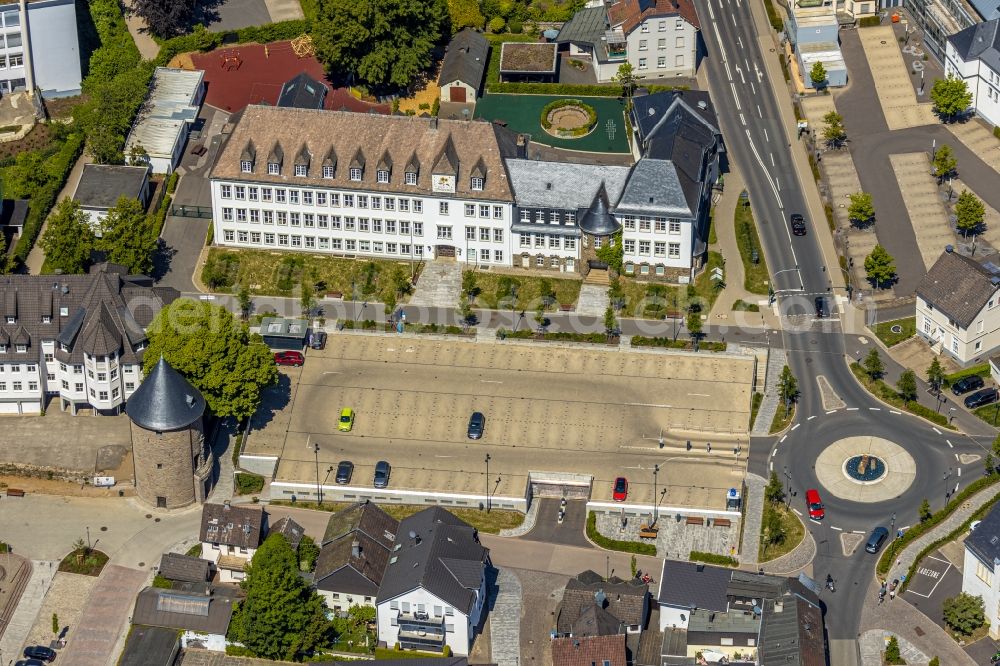 Attendorn from the bird's eye view: Parking and storage space for automobiles of Parkdeck Feuerteich overlooking the school building of the Sonnenschule Attendorn on Westwall in Attendorn in the state North Rhine-Westphalia, Germany