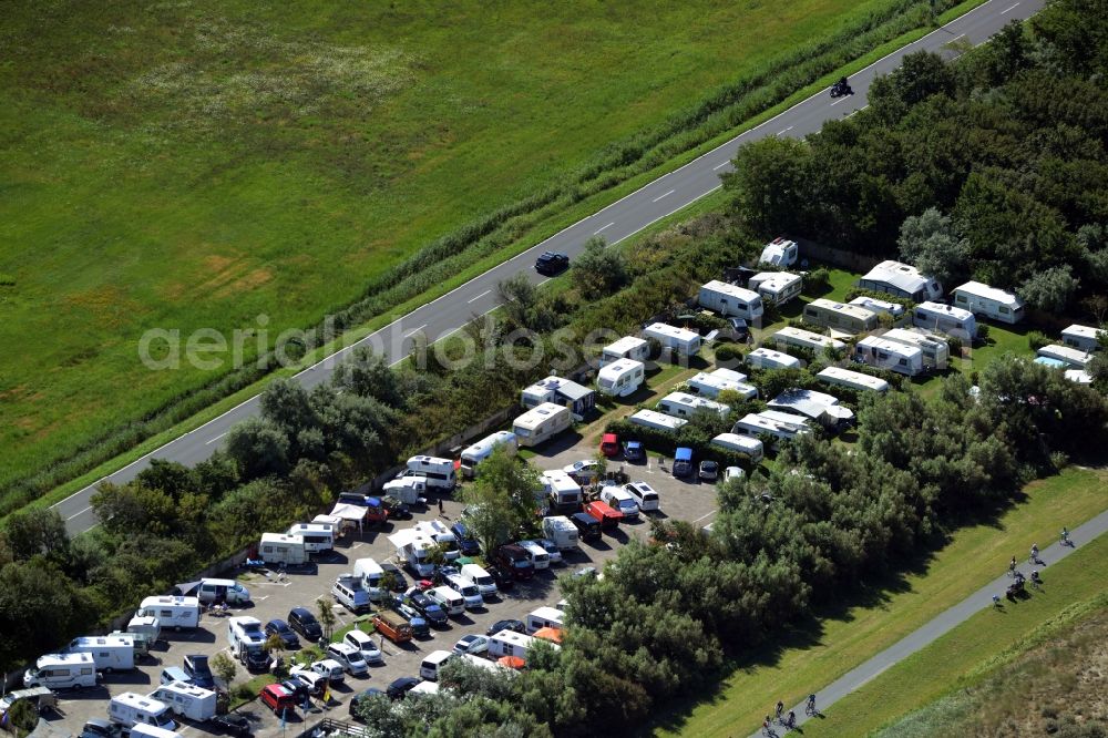 Aerial photograph Wustrow - Parking Lot and Camping site with caravans and motorhomes in Wustrow in the state of Mecklenburg - Western Pomerania. The site is located on L21 road in the Southwest of the sea resort Wustrow